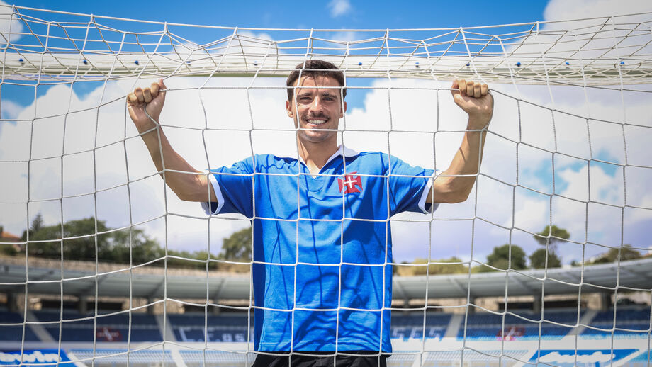 Diogo Leitão, jogador do Belenenses, festeja um golo com pose de Homem-Aranha