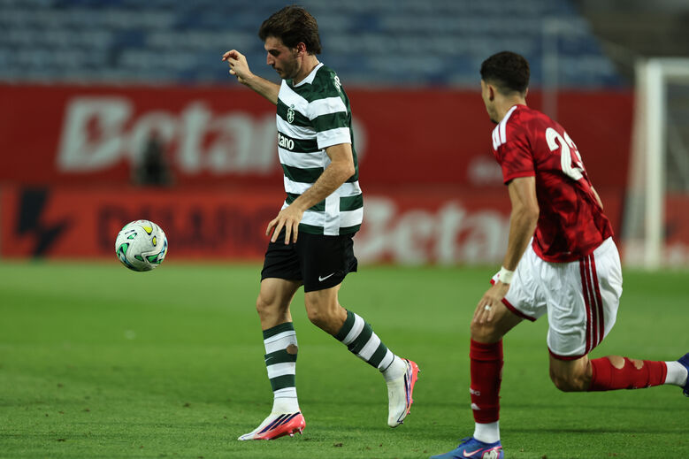 Avançado foi titular no Algarve