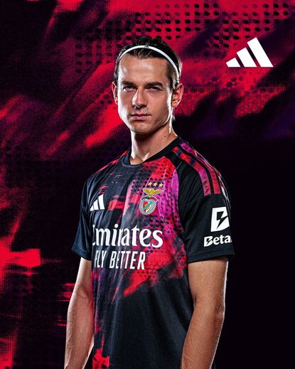 Kaminski com o novo equipamento do Benfica