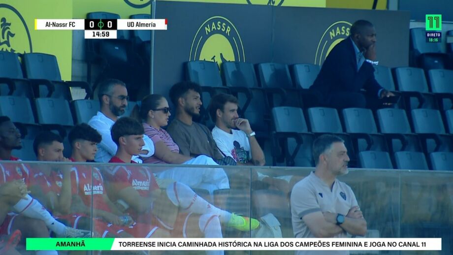 Luis Suárez ao lado de André Horta a assistir ao Al Nassr-Almería