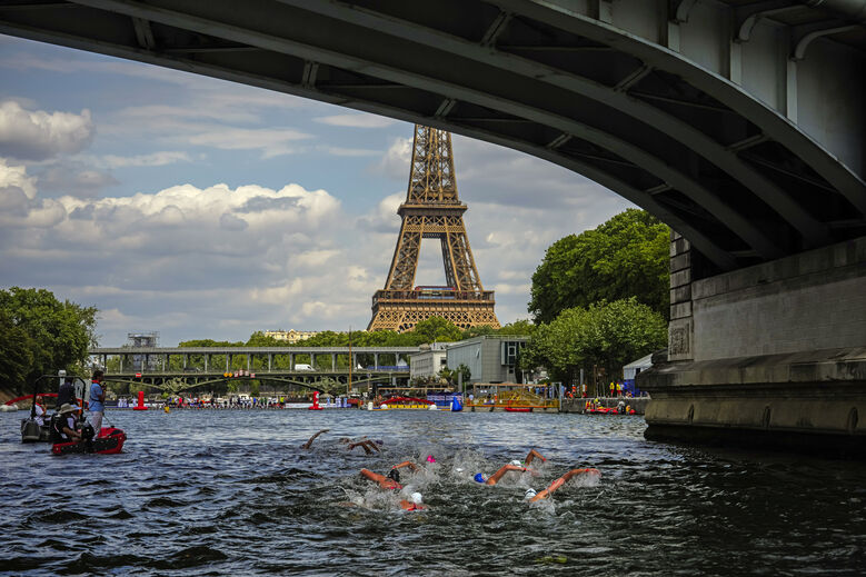 Nadar aos pés da Torre Eiffel