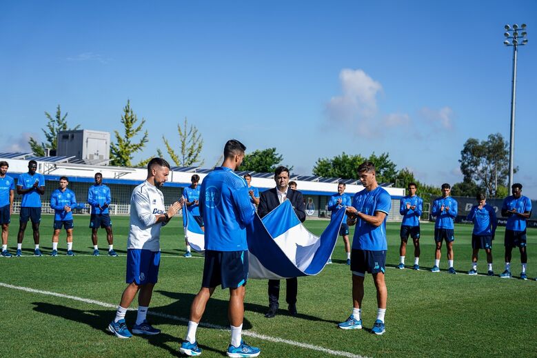 A homenagem do plantel do FC Porto a Jorge Costa no dia em que se assinala um ano da sua morte