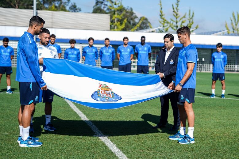 A homenagem do plantel do FC Porto a Jorge Costa no dia em que se assinala um ano da sua morte