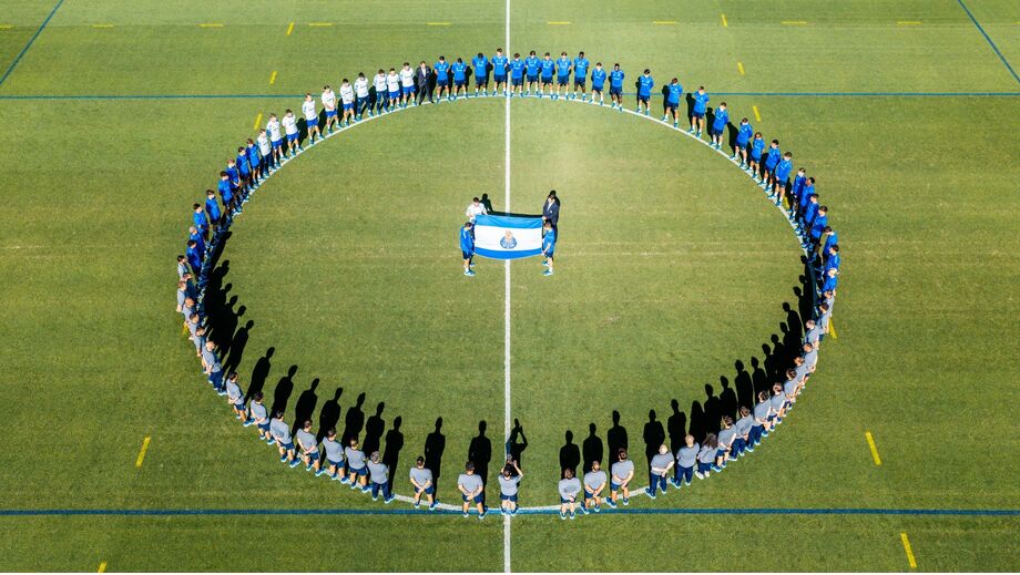 A homenagem do plantel do FC Porto a Jorge Costa no dia em que se assinala um ano da sua morte
