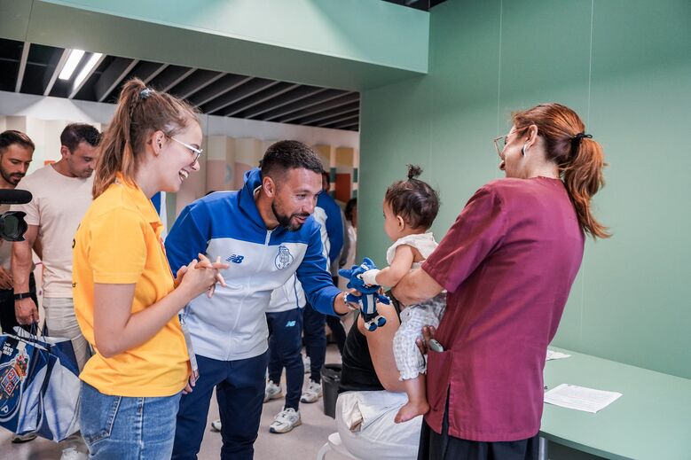 Farioli e equipa técnica visitam crianças no Hospital de São João