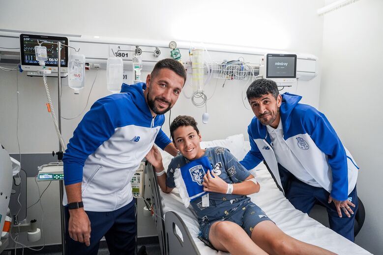Farioli e equipa técnica visitam crianças no Hospital de São João, no Porto