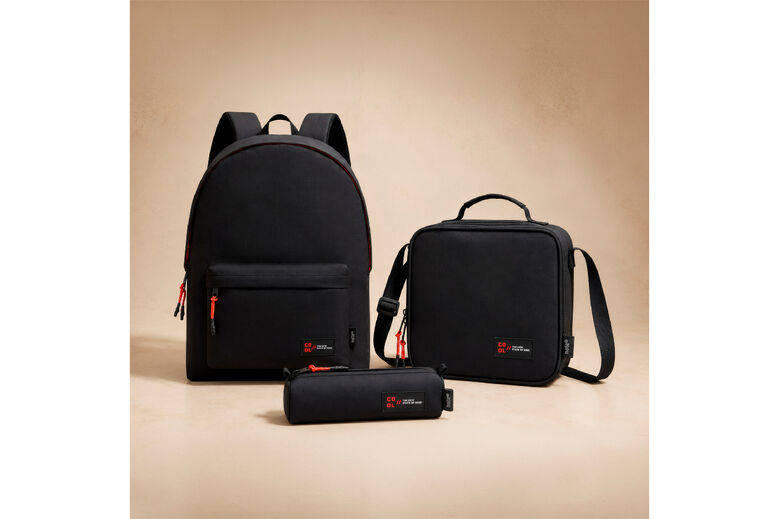 Mochila, lancheira e estojo em preto com detalhes vermelhos, disponíveis no Continente
