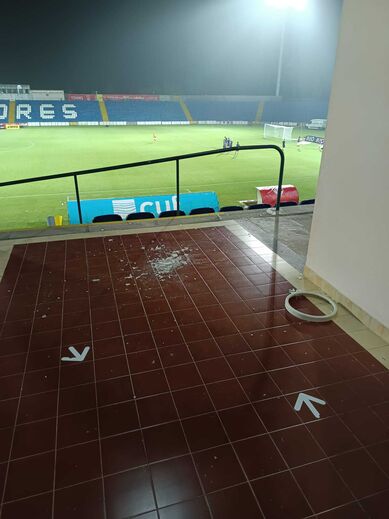 Restos de azulejos espalhados no chão do Estádio de São Miguel