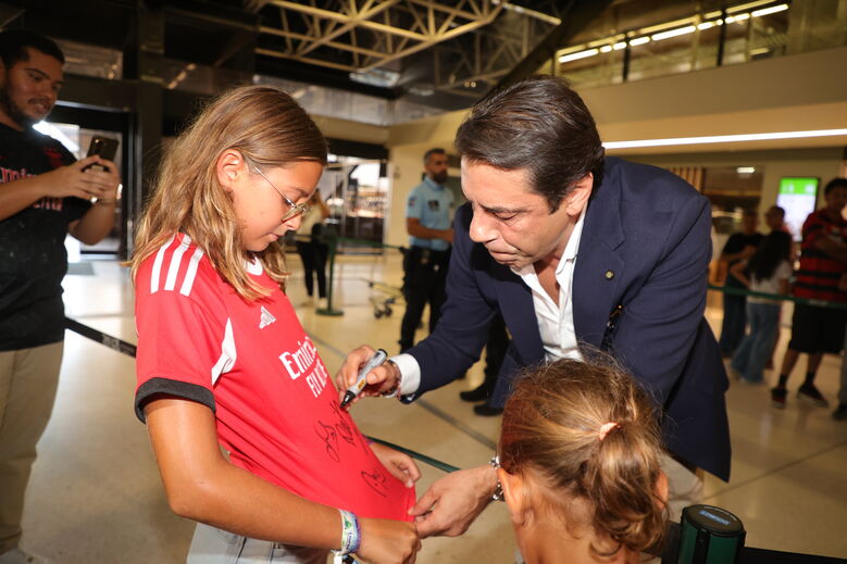 Rui Costa dá autógrafo a jovem adepto