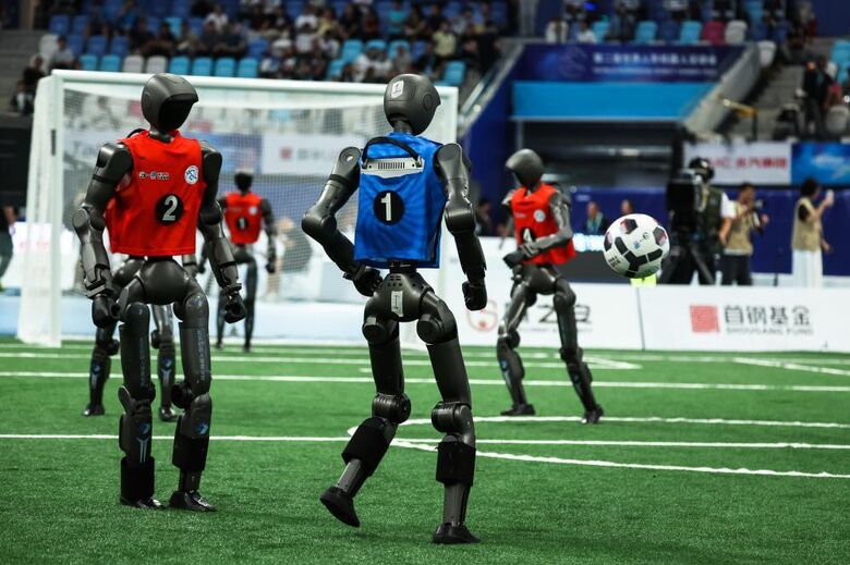 Robôs jogam futebol no World Humanoid Robot Games