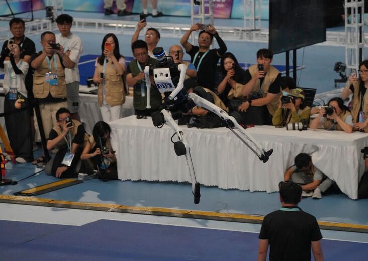 Robô pratica salto em comprimento no World Humanoid Robot Games