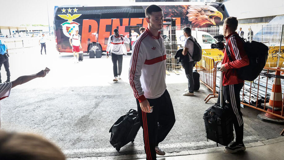 Circati no aeroporto antes de seguir viagem com o restante plantel do Benfica