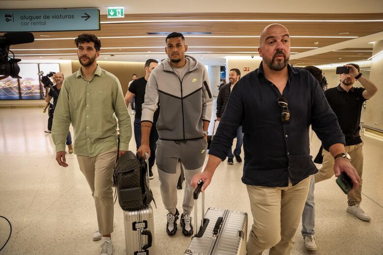 Kaique tinha elementos do Sporting à sua espera no aeroporto