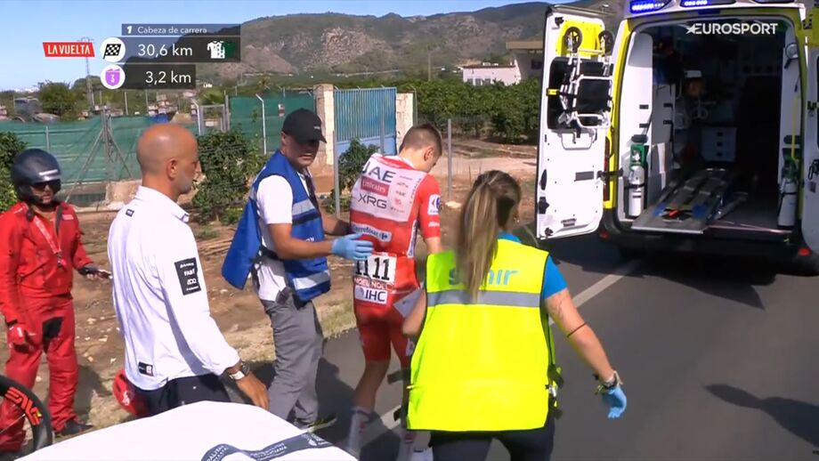 O momento da queda que ditou o abandono de Pogacar na Vuelta