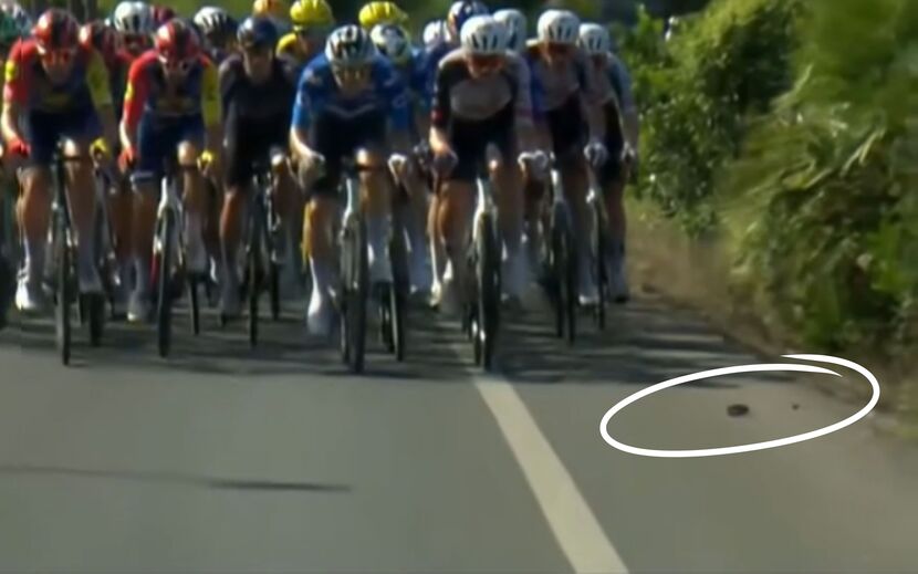 Ciclista esloveno desequilibrou-se ao tocar na pedra que estava na estrada