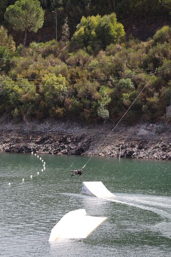 Wakeboarder salta em rampas de água durante campeonato na Sertã