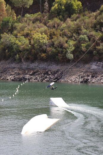 Wakeboarder em prova no Campeonato de Wakeboard Cable 2026 na Sertã