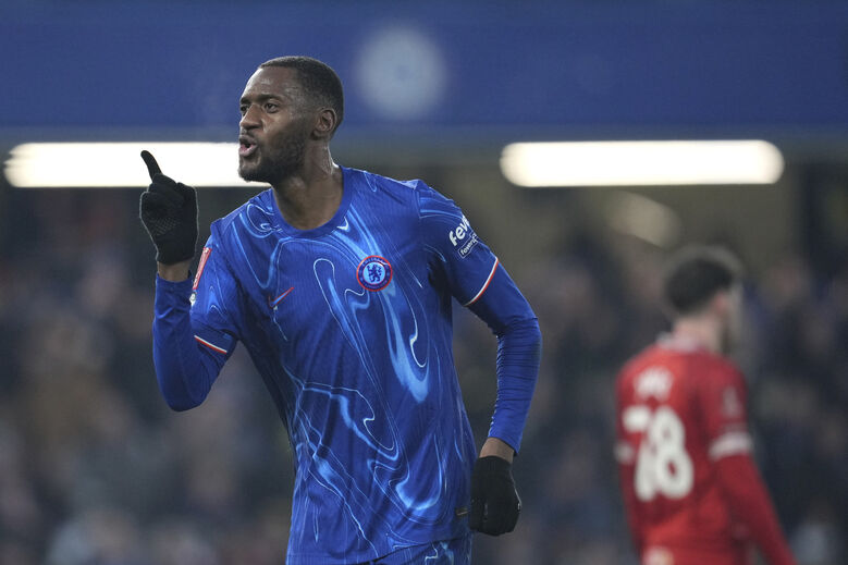 Tosin Adarabioyo pode rumar aos spurs