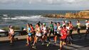 Corredores participam na Maratona de Lisboa junto ao mar
