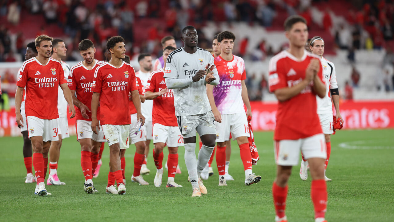 Jogadores do Benfica aplaudem os adeptos após o jogo com o Estoril