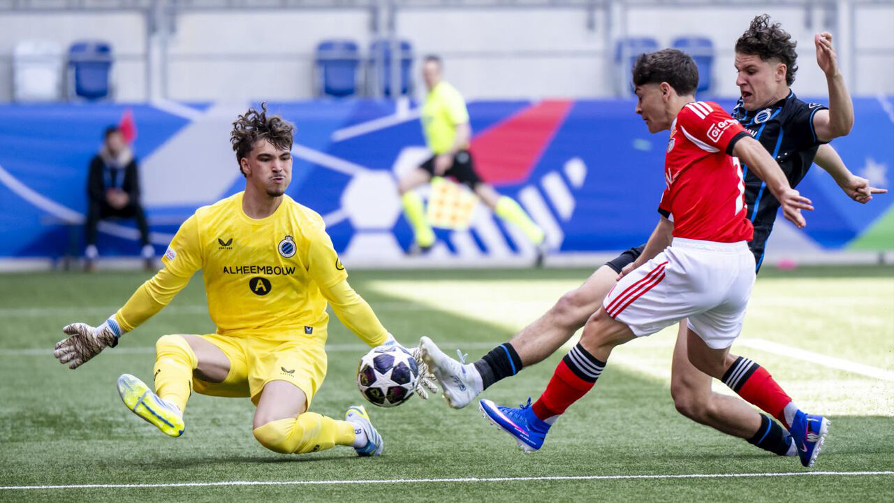 Os jogadores de Benfica e Club Brugge em ação durante a Youth League na temporada passada