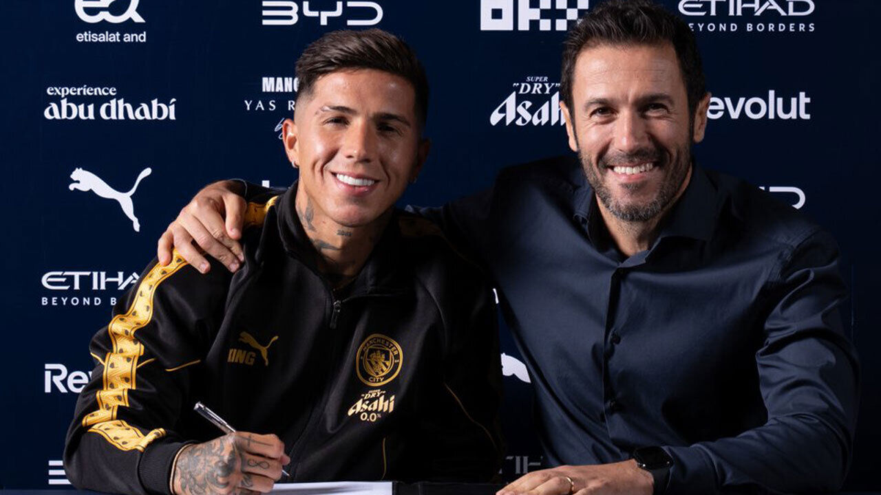 Enzo Fernández assinou pelo Manchester City com Hugo Viana ao lado