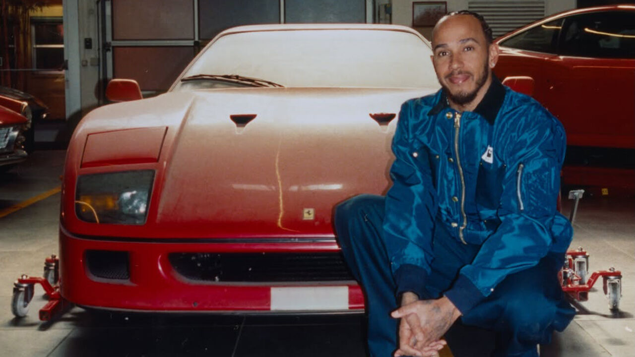 Lewis Hamilton restaurou Ferrari abandonado e partilhou imagens do processo nas redes sociais