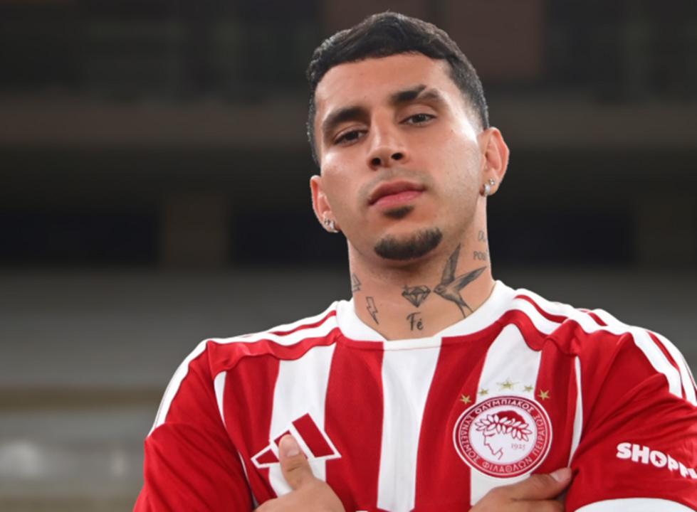 Gustavo Puerta apresentado no Olympiacos após contratação pelo Nottingham Forest