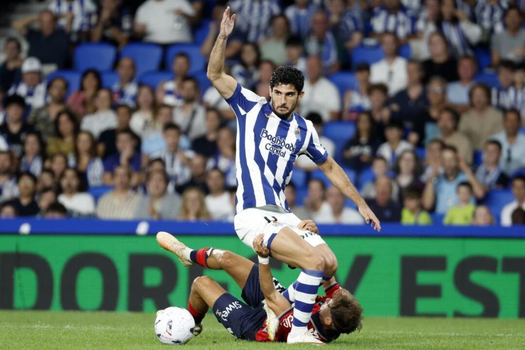 Gonçalo Guedes em ação pela Real Sociedad diante do Celta de Vigo
