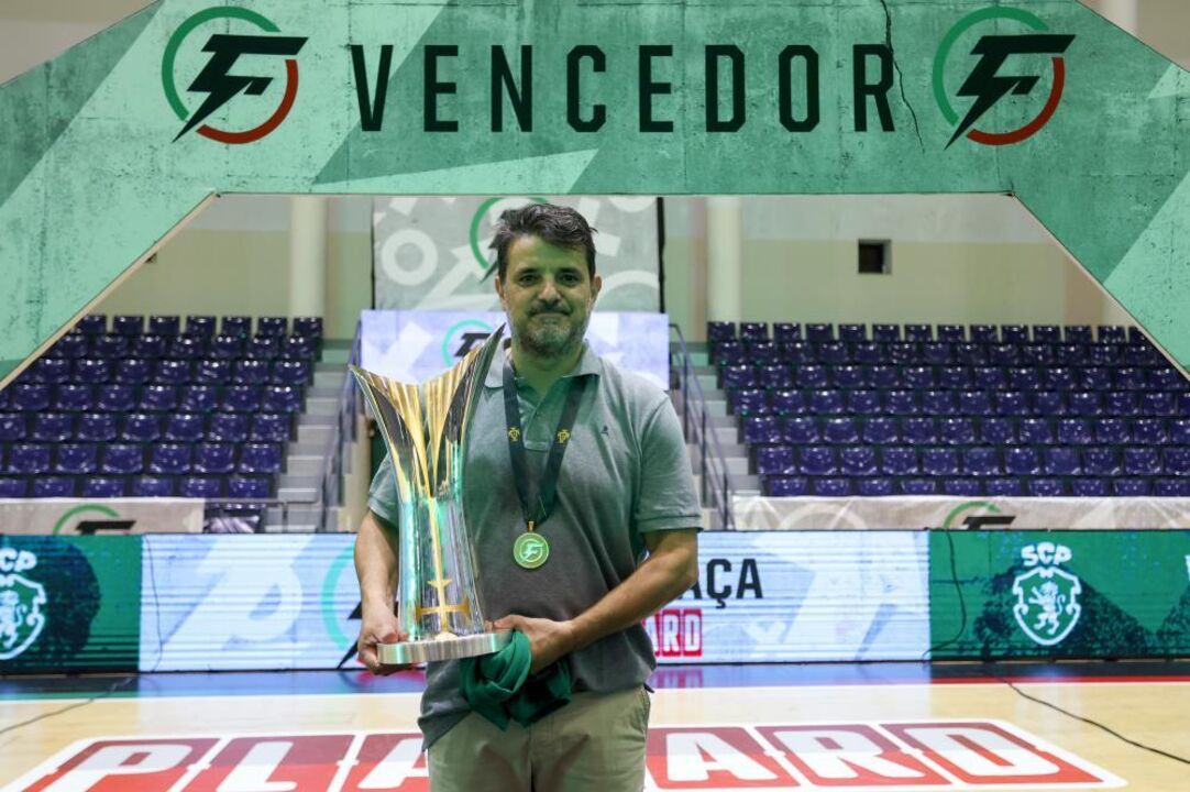 O treinador do Sporting, Nuno Dias, posa para a fotografia