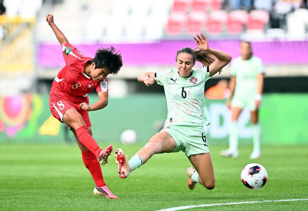 Jogadoras de futebol em ação numa partida