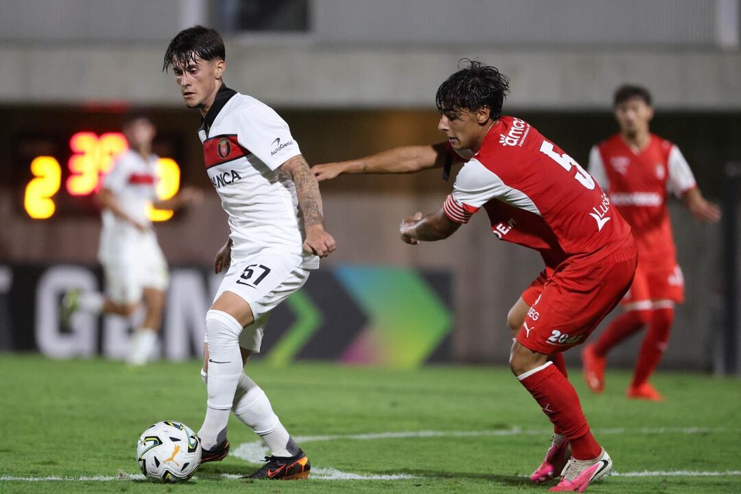 Os jogadores na disputa pela posse de bola. Jogador