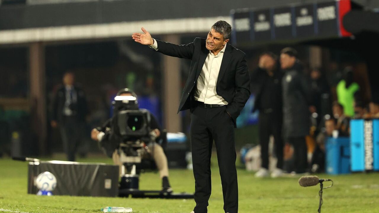 Vasco da Gama head coach Pedro Emanuel reacts in the