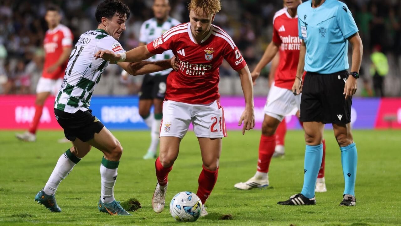 Jogadores disputam bola em relvado degradado no estádio do Moreirense, receção ao Benfica