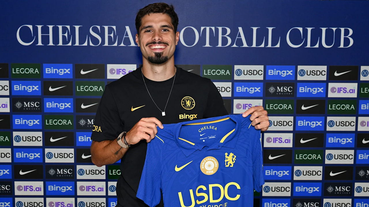 Pedro Neto renova contrato com o Chelsea 