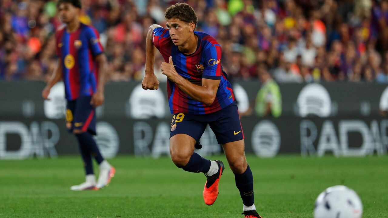 Hamza Abdelkarim, avançado do Barcelona, com Lamine Yamal ao fundo