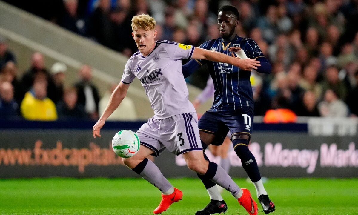 Lewis Hall em destaque no Newcastle