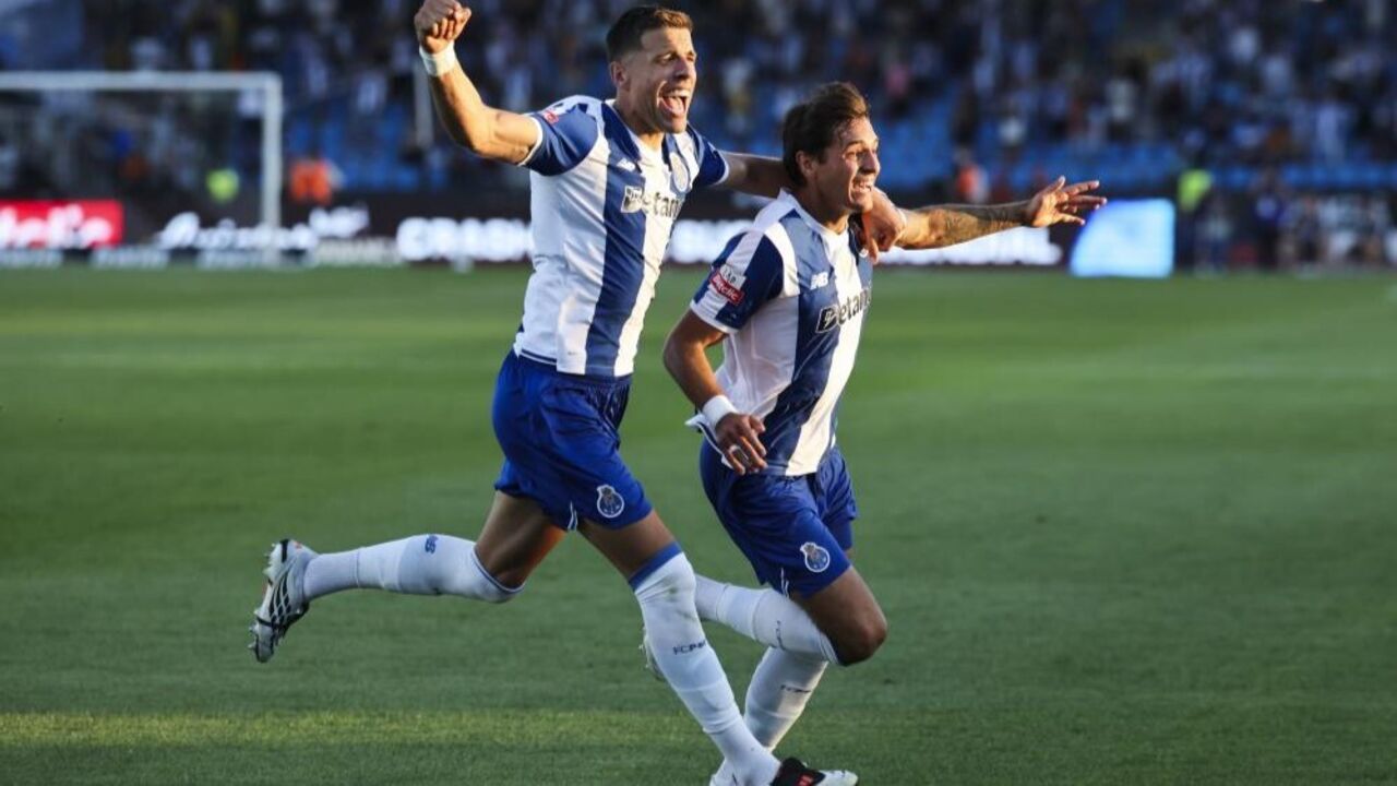 Jakub Kiwior celebra golo frente ao Casa Pia junto a Bednarek