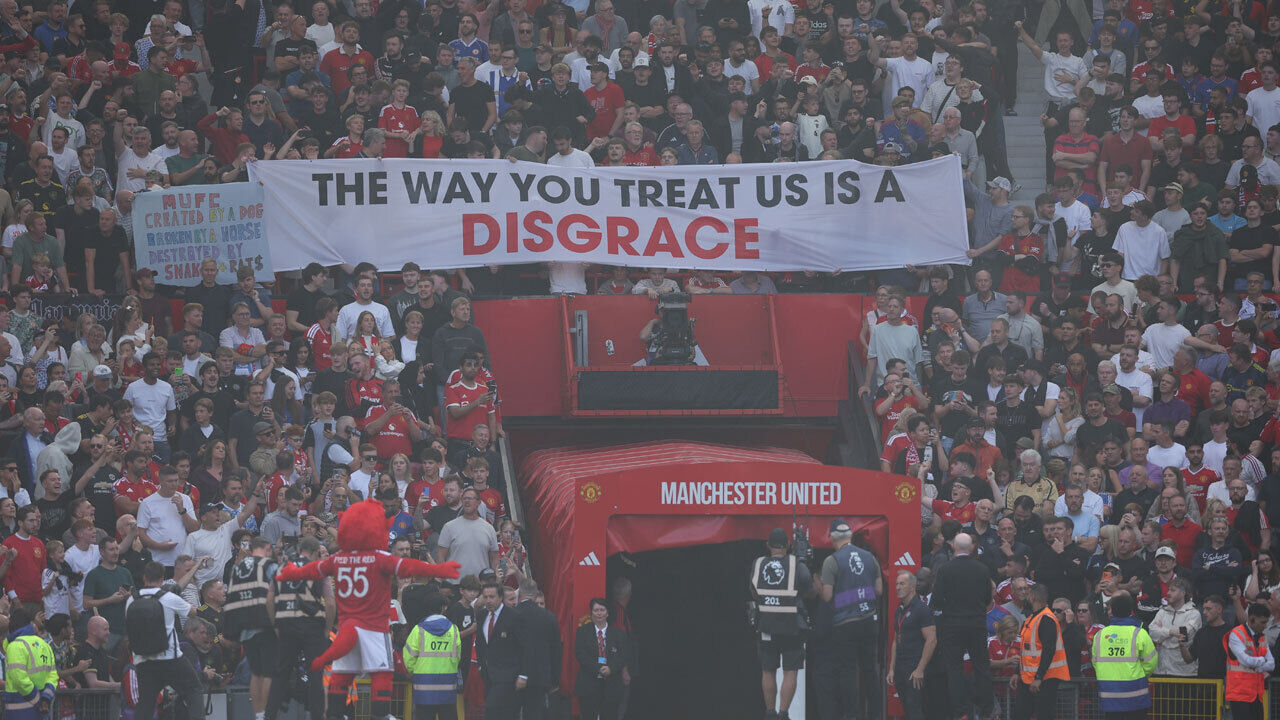 Adeptos do Man. United protestam
