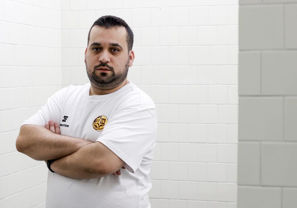 Treinador da UPVN Futsal posa para a foto, durante a