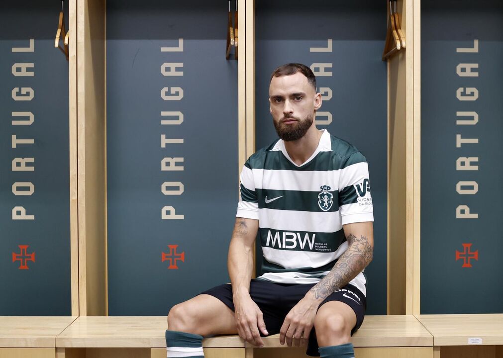 Jogador do Sporting posa para a foto, durante a sessão