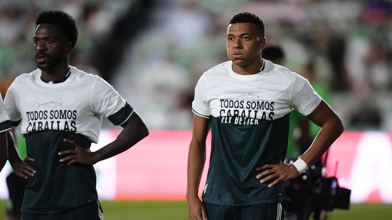 Vinícius, Mbappé e Konaté usam t-shirt de apoio