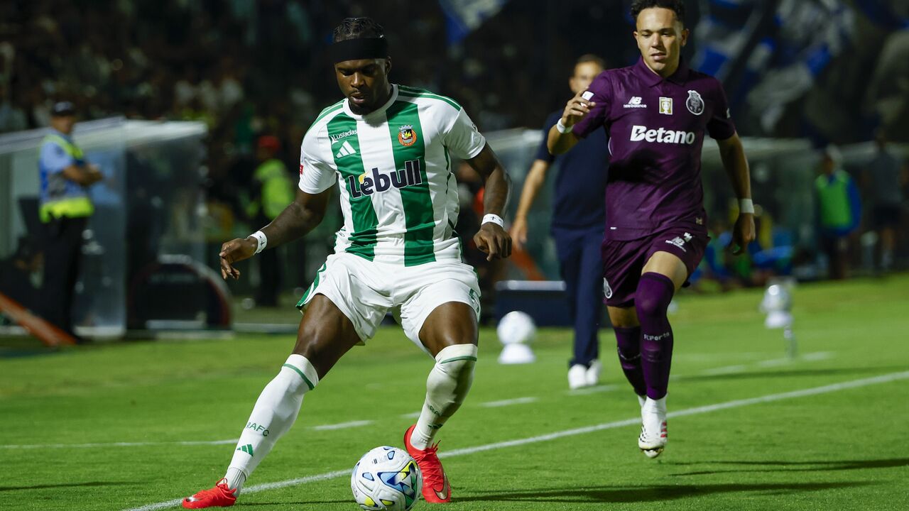 Nelson Abbey em ação com a bola