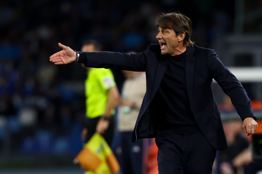 Napoli's head coach Antonio Conte shouts during the Serie A soccer match between Napoli and Cremonese, Friday, April 24 ,