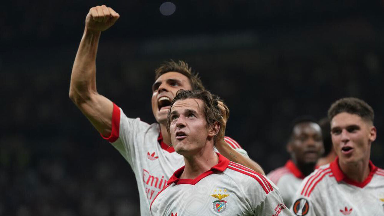 Kaminski marcou no Milan-Benfica