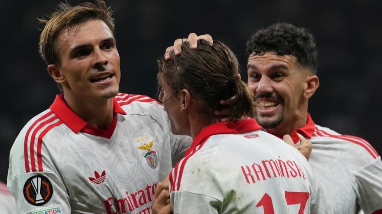 Jogadores do Benfica celebram golo em San Siro