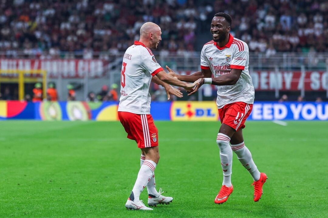 Aursnes e Lukebakio no Milan-Benfica