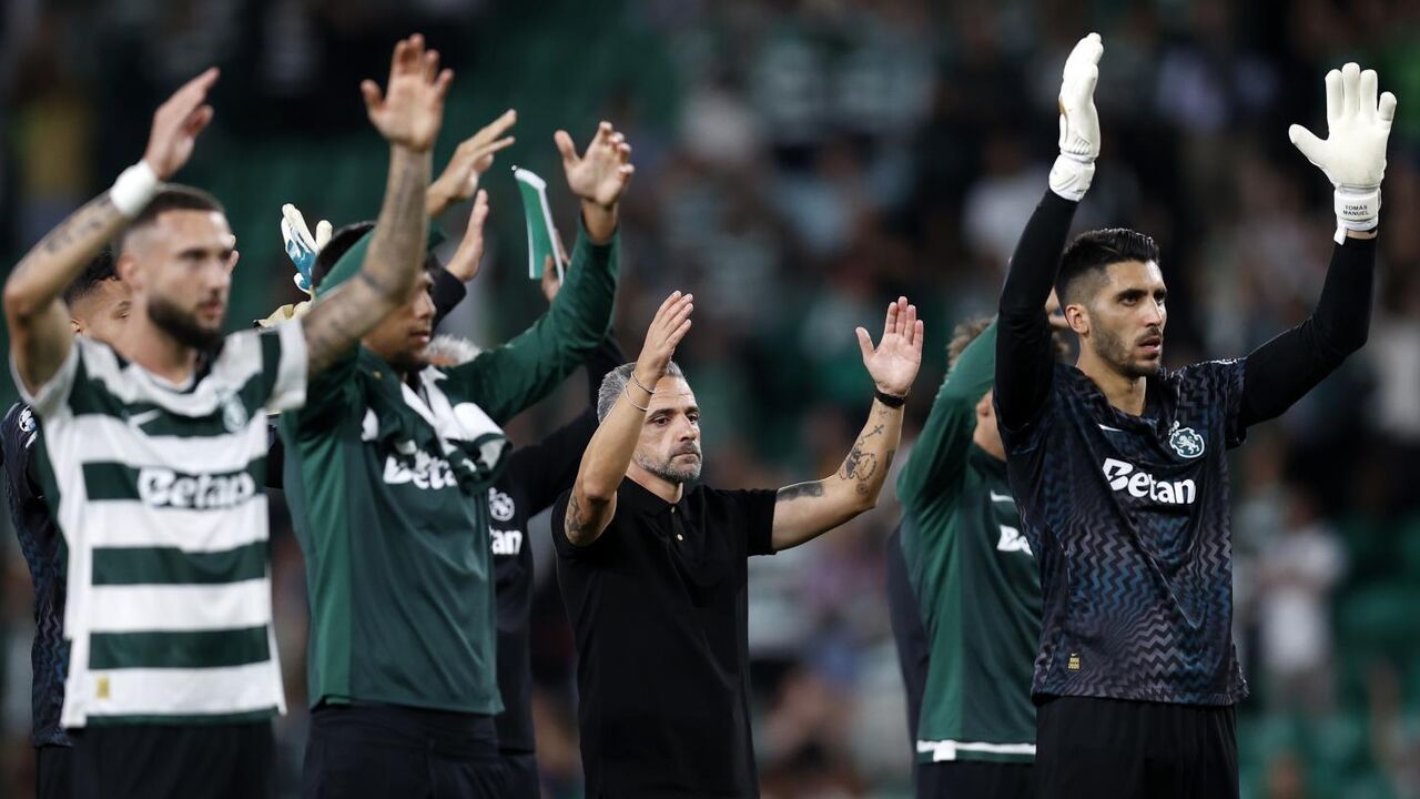 Sporting celebra vitória com adeptos em jogo de futebol
