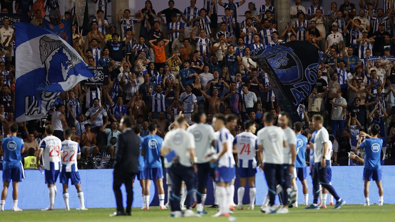 Adeptos do FC Porto na visita ao Casa Pia