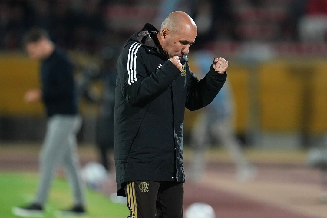 Coach Leonardo Jardim of Brazil's Flamengo celebrates after beating Ecuador's Independiente del Valle during a Copa Libertadores quarter final first